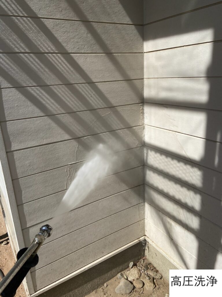 外壁塗装における高圧洗浄作業は、せっかく塗装した塗料がたった数年で剥がれてしまわないように、外壁の表面にある古い塗膜を取り除くために行います。